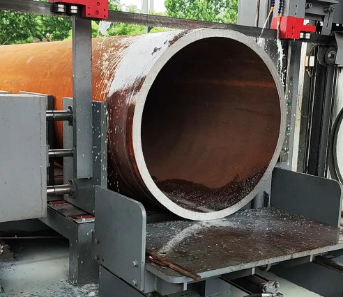  Corte de tubos de acero al carbono sin costura